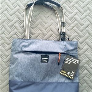 Pacsafe Slingsafe® LX200 Anti-Theft Compact Tote